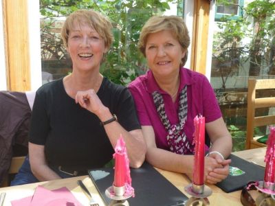 Birgit und Christa - immer noch in Erwartung auf's Essen.