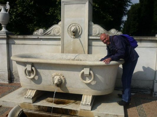 Hier prüft Dieter die Wassertemperatur