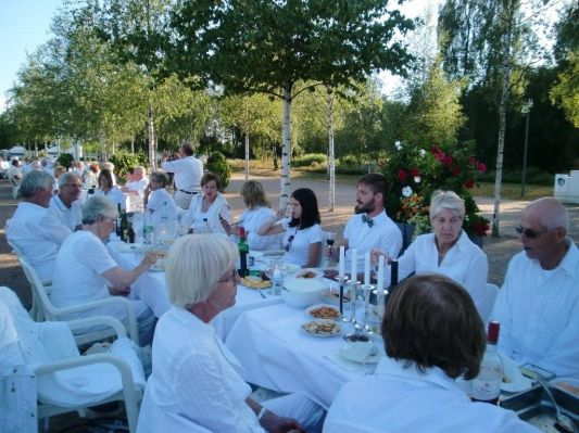 Doris, gegenüber Hans-Jürgen und Heidi, dann die beiden russischen Geschwister Katja und Sasha (zu Besuch bei Welks), Christel, Monika und Manfred, Achim und Marga.