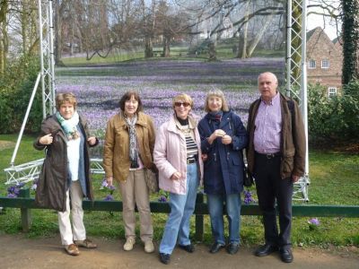 Brigitte, Wiebke, Birgit, Margret und Dieter vor einem Krokus-Prospekt. So hätte es aussehen können.....