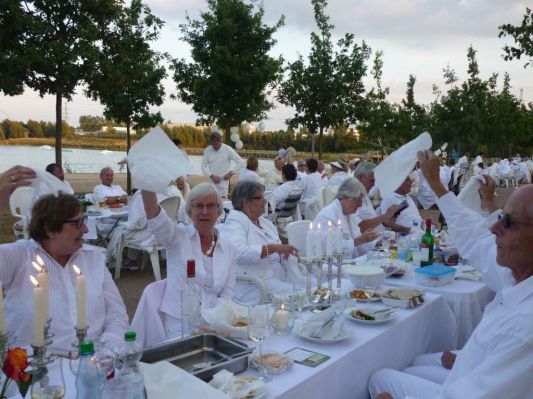 Eine fröhliche Gesellschaft in weiß