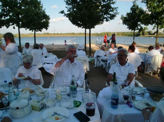 Langsam wird es dunkel. Achim schmeckt das Bier, Marga ißt die leckeren Kartoffeln, Manfred schaut zu und Christel fotografiert im Hintergrund