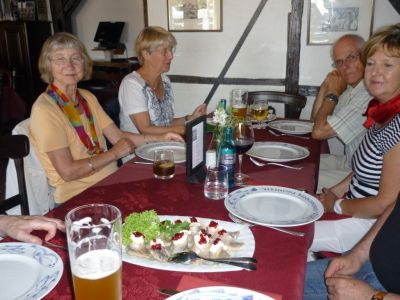 Die erste Matjesplatte steht auf dem Tisch