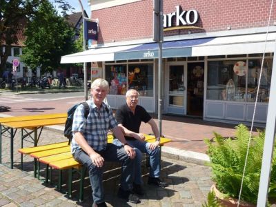 Mario und Achim warten darauf, daß wir das Lokal stürmen