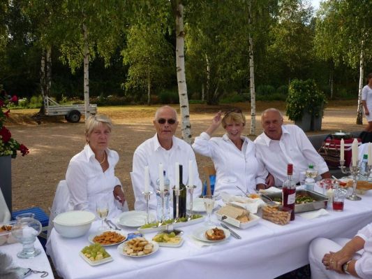 Toll gedeckter Tisch: Heide, Hans-Jürgen, Birgit und Dieter freuen sich auf`s Essen