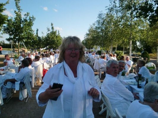 Christel, freut sich auf`s Essen und Trinken!