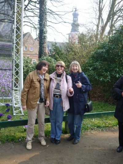 Wiebke, Birgit und Margret vor dem Husumer Schloss.