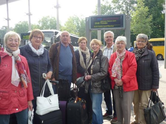 Wir warten auf unseren Bus, der uns nach Potsdam bringen soll!